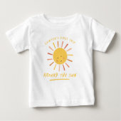 First Trip のまわりに the Sun Kids 1st Birthday ベビーTシャツ (正面)