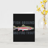 Fish Around And Find Trout Funny Fishing Fishermen カード (黄色い花)