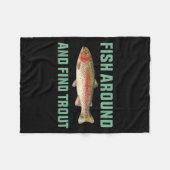 Fish Around And Find Trout Funny Fishing Pun  フリースブランケット (正面(横))
