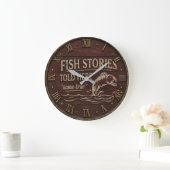 Fish Stories Told Here Funny Fishing Decor ラージ壁時計 (ホーム)
