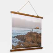 Fishermen on Rocky Shore 吊り下げ型タペストリー (傾斜あり)