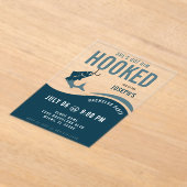 Fishing Bachelor Party Funny She's Got Him Hooked アクリル招待状 (レイダウン)