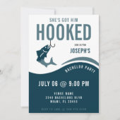 Fishing Bachelor Party Funny She's Got Him Hooked 招待状 (正面)