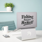 Fishing Has Me Hooked – Funny Fishing Pun シール (デスク上のノートパソコン)