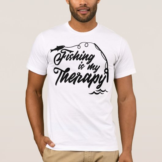 Fishing Is My Therapy – Funny Angler Quote Fishing Tシャツ (正面)