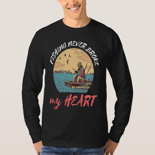 Fishing Never Broke My Heart Fisherman Catch Fish Tシャツ (正面)