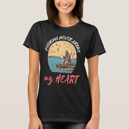 Fishing Never Broke My Heart Fisherman Catch Fish Tシャツ (正面)