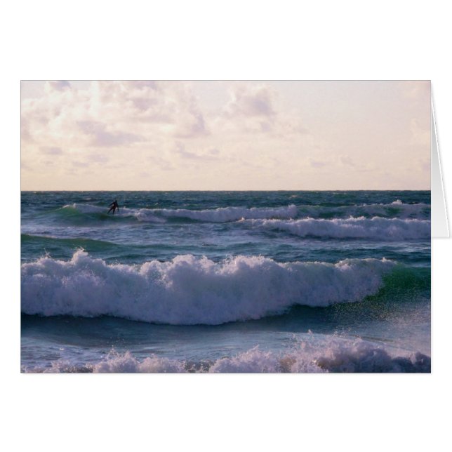 FistralのビーチNewquayコーンウォールイギリスの単独サーファー (正面横)