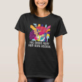 Five Drinks Away From Bisexual Rainbow Bisexuality Tシャツ (正面)