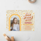 Five Groovy 5誕生日フォト招待状 | レトロ ノートカード (正面/裏面インサイチュ)