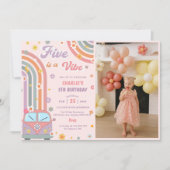 Five Is A Vibe Groovyレトロデイジー誕生日写真 招待状 (正面)
