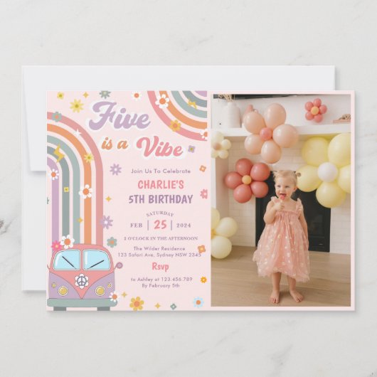 Five Is A Vibe Groovyレトロデイジー誕生日写真 招待状 (正面)