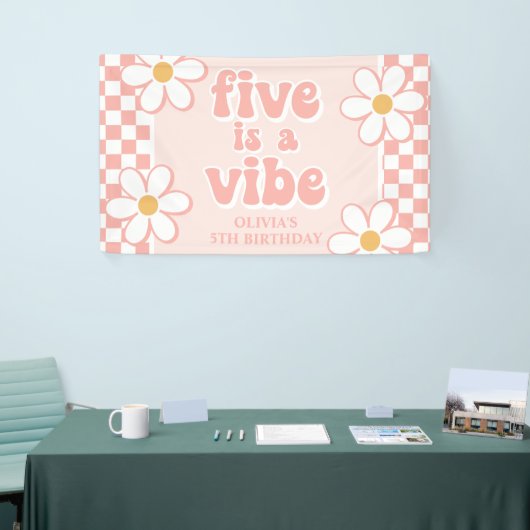 Five is a Vibe Pink Daisy Checker 横断幕 (トレードショー)