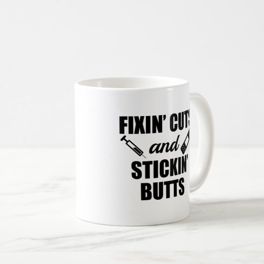 Fixinの切口およびStickinのお尻のおもしろいなナースは襲います コーヒーマグカップ (正面右)