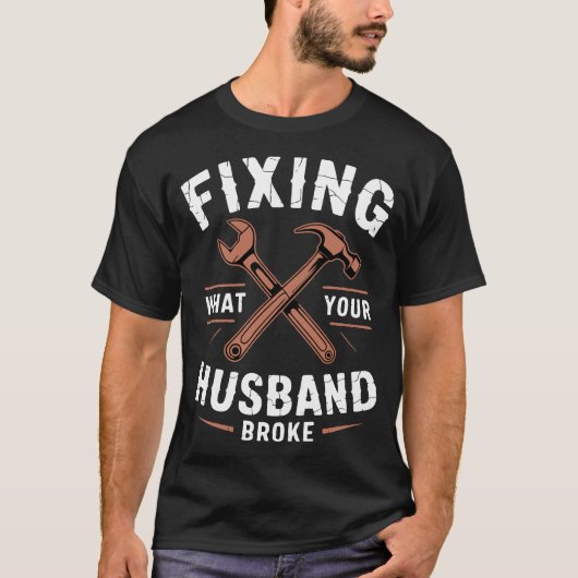Fixing What Your Husband Broke Handyman Tシャツ (正面)