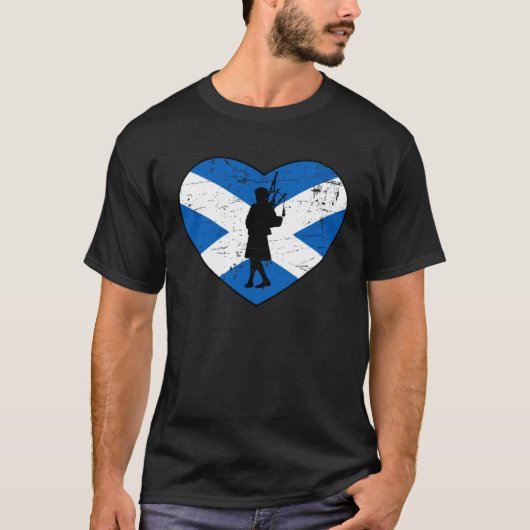 Flag of Scotland Heart Bagpipe Player Silhouette Tシャツ (正面)