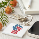 Flagge USA auf einer angehobenen geballten Faust キーホルダー (正面右)