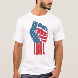 Flagge USA auf einer angehobenen geballten Faust  Tシャツ
