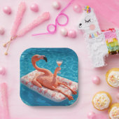Flamingo Floating With a Cocktail In a Pool ペーパープレート (パーティー)