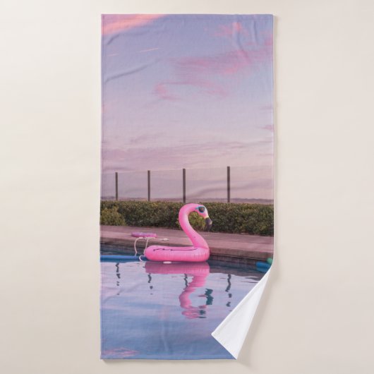 Flamingo water floater in swimming pool バスタオル (バスタオル)