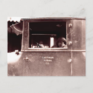 Flapper in Eastman Kodak Car -ヴィンテージ、1920年代 ポストカード