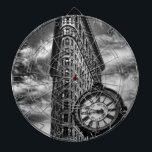 Flatiron建物とClock in Black and White ダーツボード<br><div class="desc">Flatiron建物とクロックin白黒ニューヨーク市の象徴的なフラチロン建物は、木炭の外観で様式化された白黒。2011 ©NYCisMyMuse全著作権所有</div>