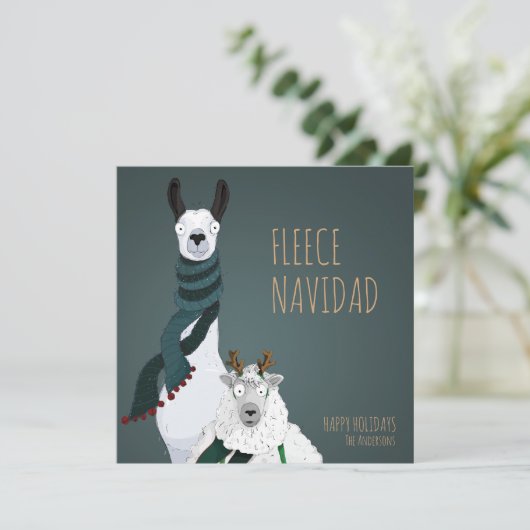 “Fleece Navidad” Funny Chic Quirky Punny シーズンカード (スタンド正面)