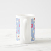 fleurs printanières sur fond bleu ボーンチャイナマグカップ (裏面)