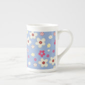 fleurs printanières sur fond bleu ボーンチャイナマグカップ (右)