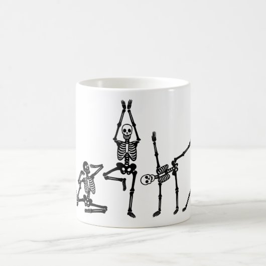 Flexible Yoga Posing Skeletons Funny Graphic Print コーヒーマグカップ (中央)