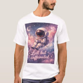 Floating Astronaut Coffee Lover Funny Space Tシャツ (正面)