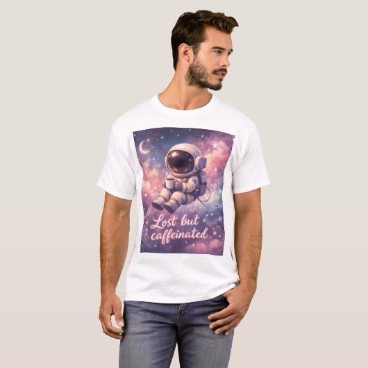 Floating Astronaut Coffee Lover Funny Space Tシャツ (正面フル)