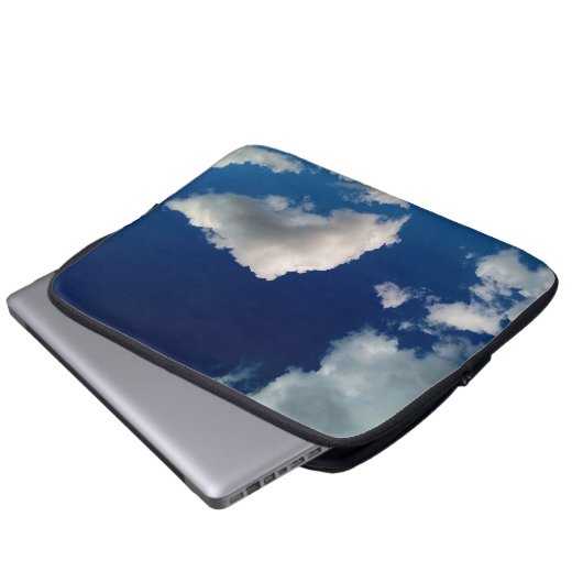 Floating clouds ラップトップスリーブ (正面下部)