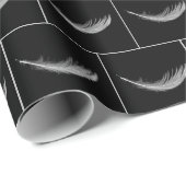 Floating White Feather On Black ラッピングペーパー (ロールコーナー)