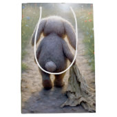 Floppy-eared Rabbit Dragging a Blanket ミディアムペーパーバッグ (正面)