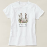 Floral Cowgirl Bride Posse Floral Horseshoe Tシャツ<br><div class="desc">Round up your bride posse in style with this watercolor cowgirl boots tee—perfect for western-themed bachelorette weekends, rustic ranch getaways, or country-chic celebrations. Featuring soft floral horseshoe, and a custom script name, it’s made for brides and their friends who bring the boots and the beauty. Coordinate the crew and make...</div>