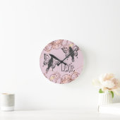 Floral Fantasy Fairies Personalized Pink ラウンド壁時計 (ホーム)