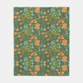 Floral pattern on a dark green background  フリースブランケット (正面)