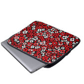 Floral pattern red and white ラップトップスリーブ (正面下部)