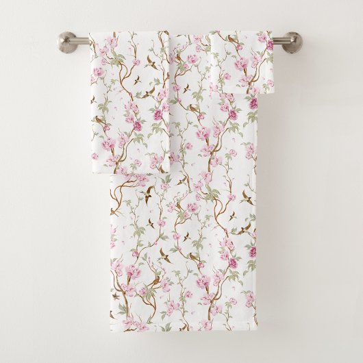 Floral-patterned towels hang neatly バスタオルセット