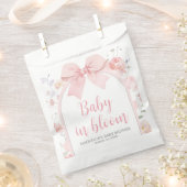 Floral Pink Bow Baby in Bloom Baby Shower フェイバーバッグ (クリップ留めされた状態)