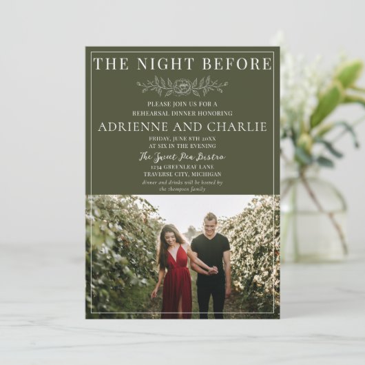 Floral Simplicity 1 Modern Green Rehearsal Dinner 招待状 (スタンド正面)