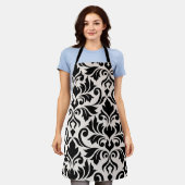 Flourish Damask Art I Black on Cream エプロン (着用した状態)