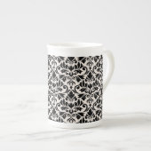 Flourish Damask Pattern Black on Cream ボーンチャイナマグカップ (正面右)