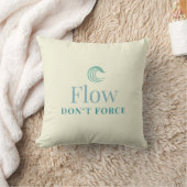 Flow Don’t Force Minimal Motivational Throw Pillow クッション (ブランケット)