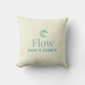 Flow Don’t Force Minimal Motivational Throw Pillow クッション (正面)