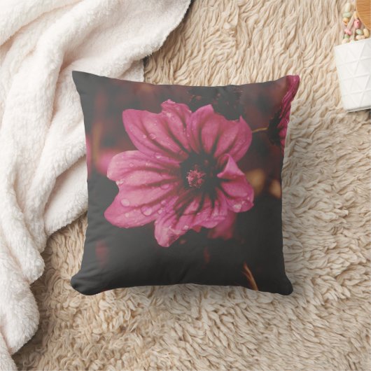 Flower in Water Droplets Throw Pillow クッション (ブランケット)