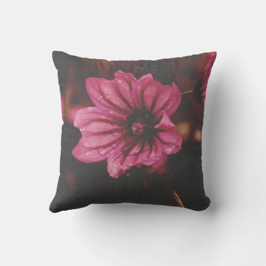 Flower in Water Droplets Throw Pillow クッション (裏面)
