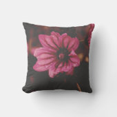 Flower in Water Droplets Throw Pillow クッション (正面)