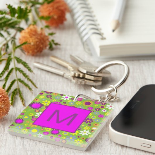 Flower Power Bright Green and Pink Monogrammed キーホルダー (正面右)